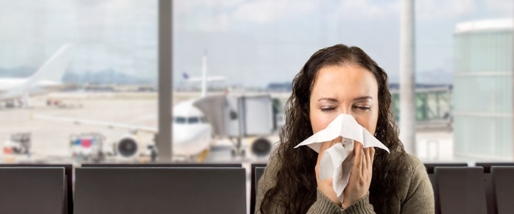 Rhume, grippe : pourquoi tombe-t-on souvent malade en avion ?