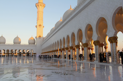 La mosquée Cheikh Zayed, plus grande des Emirats Arabes Unis