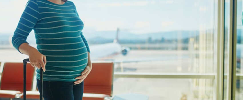 Voyageuse enceinte : jusqu’à quand prendre l’avion ?